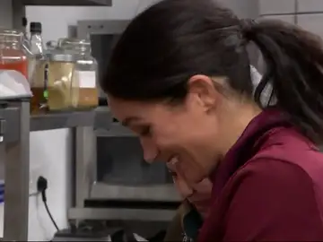 Meghan Markle, con guantes y mandil en una cocina solidaria Meghan Markle, con guantes y mandil en una cocina solidaria