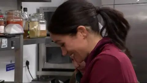 Meghan Markle, con guantes y mandil en una cocina solidaria Meghan Markle, con guantes y mandil en una cocina solidaria