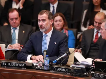 El rey Felipe VI de España, en presencia del secretario general de la OTAN, Jens Stoltenber El rey Felipe VI de España, en presencia del secretario general de la OTAN, Jens Stoltenber
