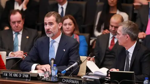 El rey Felipe VI de España, en presencia del secretario general de la OTAN, Jens Stoltenber El rey Felipe VI de España, en presencia del secretario general de la OTAN, Jens Stoltenber
