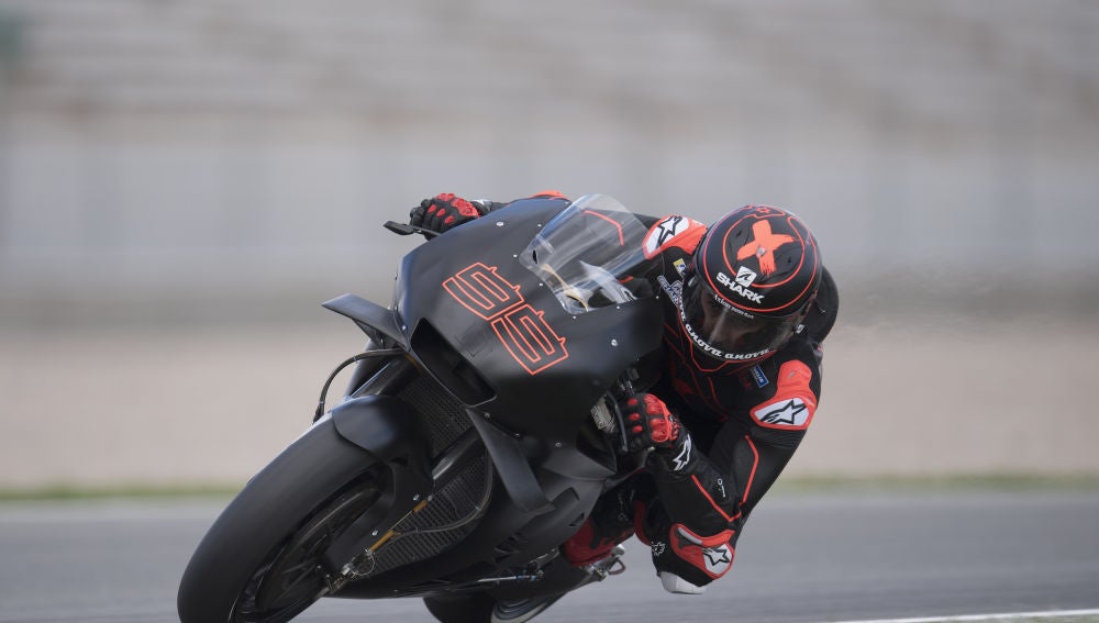 Jorge Lorenzo, subido en su Honda