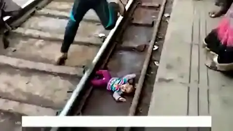 Un bebé cae a la vías del tren y consigue sobrevivir en la India Un bebé cae a la vías del tren y consigue sobrevivir en la India