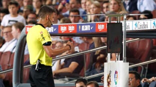 El &aacute;rbitro Gil Manzano consulta el VAR durante el Cl&aacute;sico
