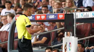 El árbitro Gil Manzano consulta el VAR durante el Clásico El árbitro Gil Manzano consulta el VAR durante el Clásico