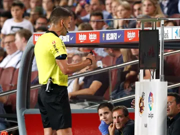 El árbitro Gil Manzano consulta el VAR durante el Clásico El árbitro Gil Manzano consulta el VAR durante el Clásico