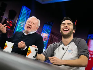 Juan Echanove, muy emocionado en 'El Hormiguero 3.0', recuerda el regalo que le hizo Ricardo Gómez: "Uno por cada año compartido contigo" Juan Echanove, muy emocionado en 'El Hormiguero 3.0', recuerda el regalo que le hizo Ricardo Gómez: "Uno por cada año compartido contigo"