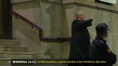 Una bendición y acto seguido un corte de mangas, así reacciona un cura contra un grupo de jóvenes antifranquistas