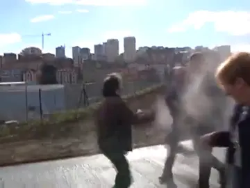 Tiran cemento en polvo a las autoridades de Guipúzcoa Tiran cemento en polvo a las autoridades de Guipúzcoa