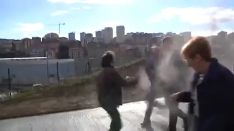 Tiran cemento en polvo a las autoridades de Guipúzcoa Tiran cemento en polvo a las autoridades de Guipúzcoa