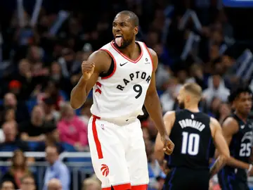 Serge Ibaka celebra una canasta ante Orlando Magic Serge Ibaka celebra una canasta ante Orlando Magic