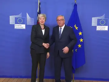 Theresa May se reúne con Jean-Claude Juncker en la Comisión Europea Theresa May se reúne con Jean-Claude Juncker en la Comisión Europea