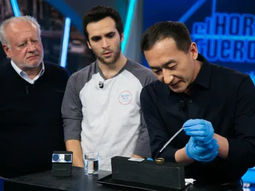 Ricardo Gómez y Juan Echanove alucinan con los materiales que pueden cambiar el futuro en 'El Hormiguero 3.0' Ricardo Gómez y Juan Echanove alucinan con los materiales que pueden cambiar el futuro en 'El Hormiguero 3.0'
