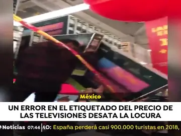 Locura en un centro comercial mexicano para comprar una televisión Locura en un centro comercial mexicano para comprar una televisión