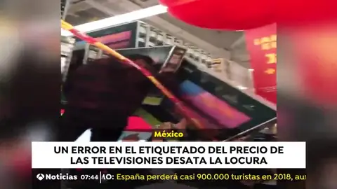 Locura en un centro comercial mexicano para comprar una televisión Locura en un centro comercial mexicano para comprar una televisión
