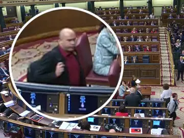 El momento en el que un diputado de ERC supuestamente escupe a Borrell El momento en el que un diputado de ERC supuestamente escupe a Borrell