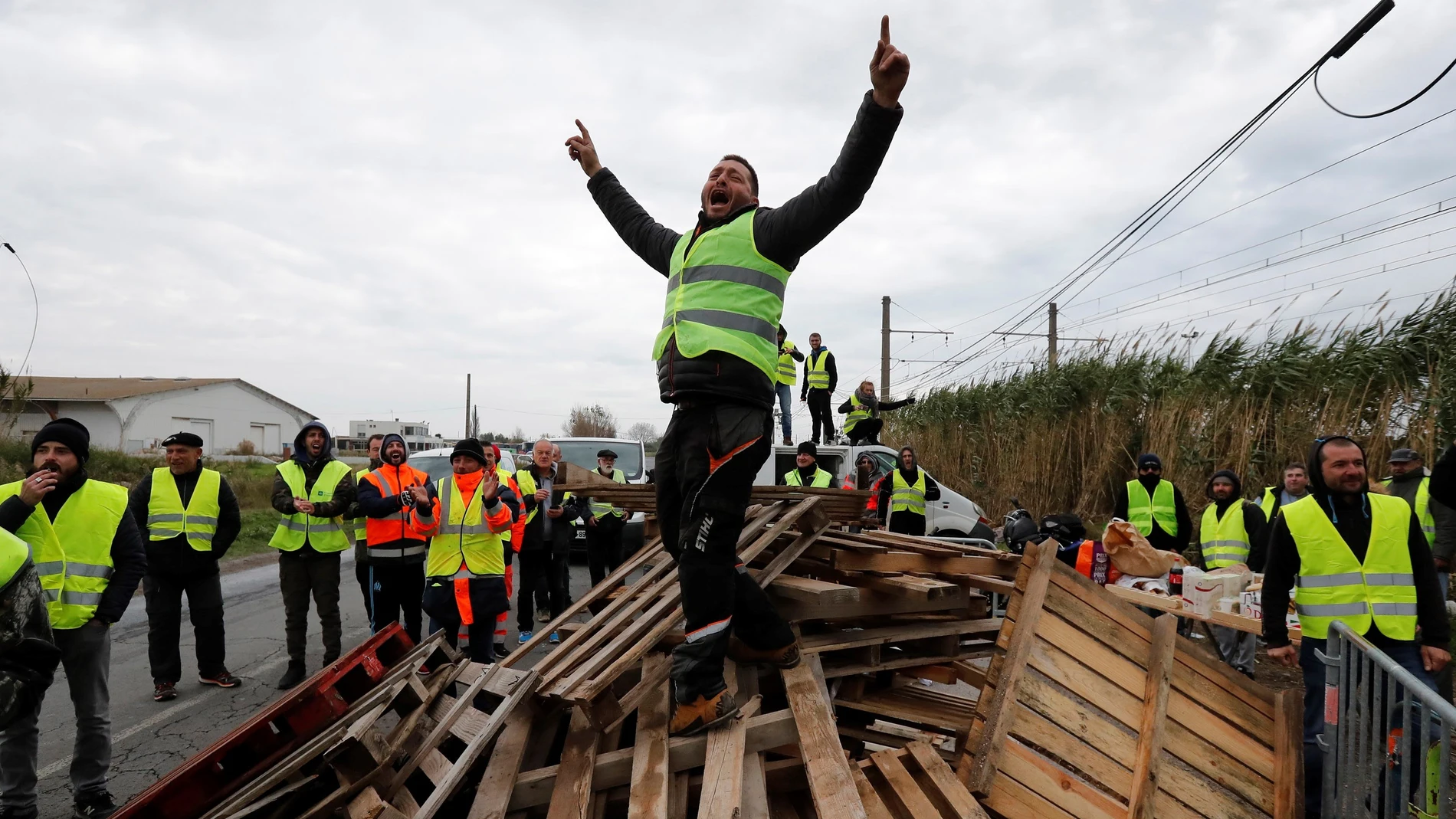 Manifestantes vestidos con chalecos amarillos bloquean el acceso a la refinería de Frontignan Manifestantes vestidos con chalecos amarillos bloquean el acceso a la refinería de Frontignan