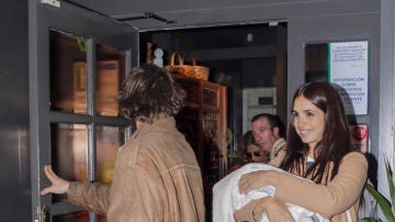 Gonzalo Sierra y Elena Furiase a la salida del hospital con su hijo