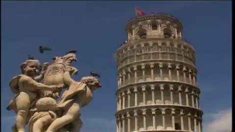 La Torre de Pisa se endereza cuatro centímetros en 17 años La Torre de Pisa se endereza cuatro centímetros en 17 años