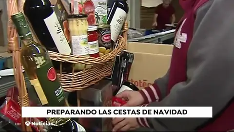 Las empresas que preparan las cestas de Navidad trabajan ya a pleno rendimiento Las empresas que preparan las cestas de Navidad trabajan ya a pleno rendimiento