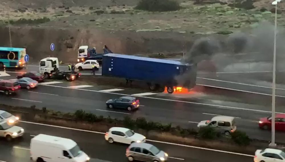 Un remolque incendiado colapsa la autovía en Las Palmas de Gran Canaria