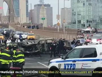 Una víctima mortal en una colisión múltiple en el puente de Brooklyn Una víctima mortal en una colisión múltiple en el puente de Brooklyn