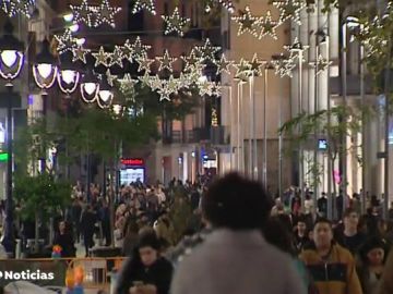 Más de 100 kilómetros de bombillas iluminan ya las calles de Barcelona en su alumbrado de Navidad