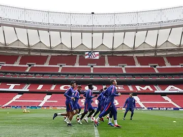 Los jugadores del Atlético se ejercitan sobre el césped del Wanda Metropolitano Los jugadores del Atlético se ejercitan sobre el césped del Wanda Metropolitano