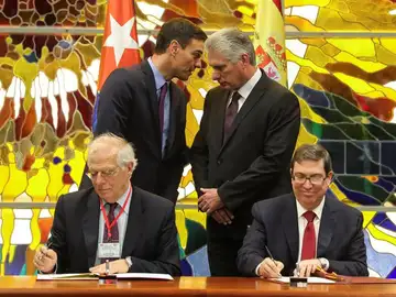 Sánchez y Díaz Canel junto a los ministros de Asuntos Exteriores de ambos países Sánchez y Díaz Canel junto a los ministros de Asuntos Exteriores de ambos países