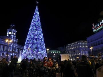 Vista de la Puerta del Sol de Madrid, durante el tradicional encendido de luces de Navidad