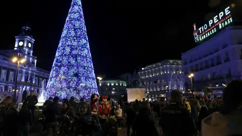 Vista de la Puerta del Sol de Madrid, durante el tradicional encendido de luces de Navidad Vista de la Puerta del Sol de Madrid, durante el tradicional encendido de luces de Navidad
