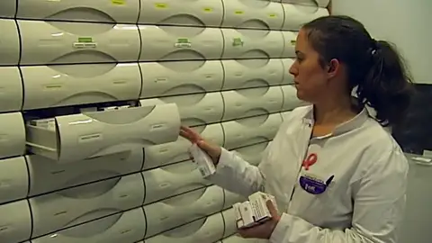 Sanidad revisará el precio de 15.741 medicamentos para ahorrar 248 millones de euros Sanidad revisará el precio de 15.741 medicamentos para ahorrar 248 millones de euros