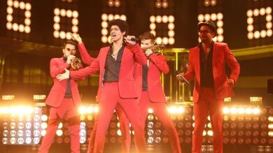 Carlos Baute llena el plató de luz y ritmo con ‘Treasure’ de Bruno Mars