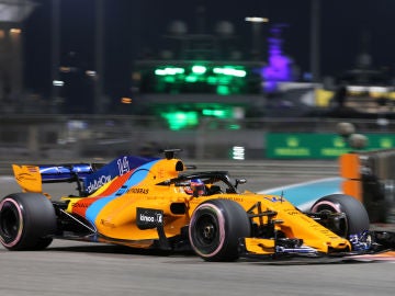 Fernando Alonso rueda en su coche de despedida en Abu Dabi