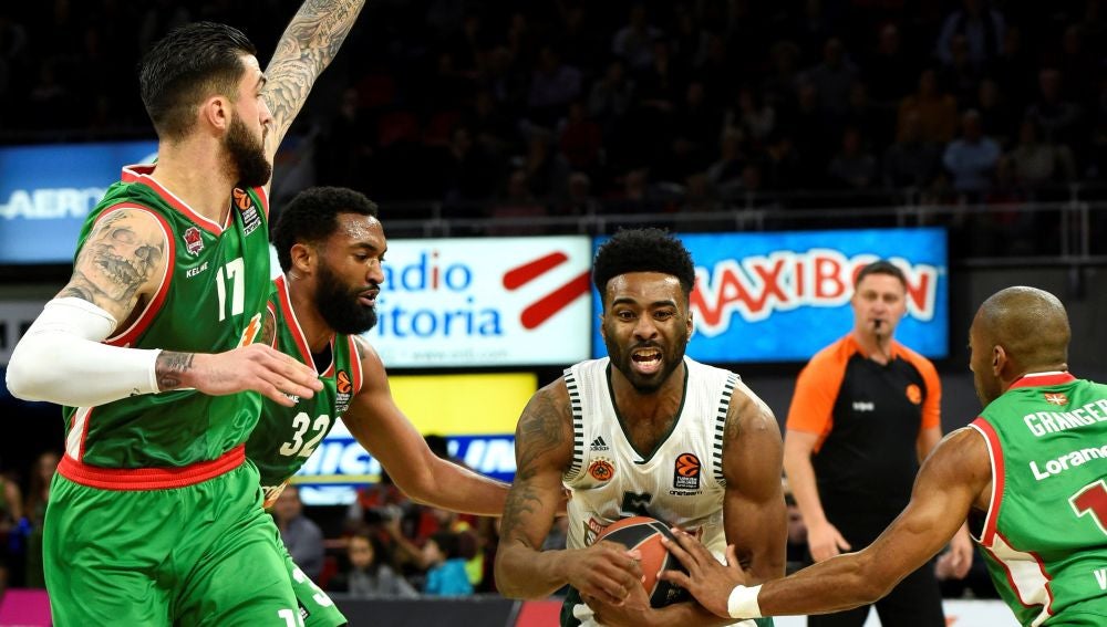 Keith Langford intenta entrar a canasta ante la defensa de Baskonia