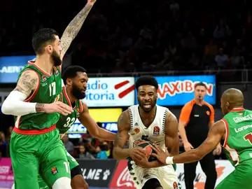 Keith Langford intenta entrar a canasta ante la defensa de Baskonia Keith Langford intenta entrar a canasta ante la defensa de Baskonia