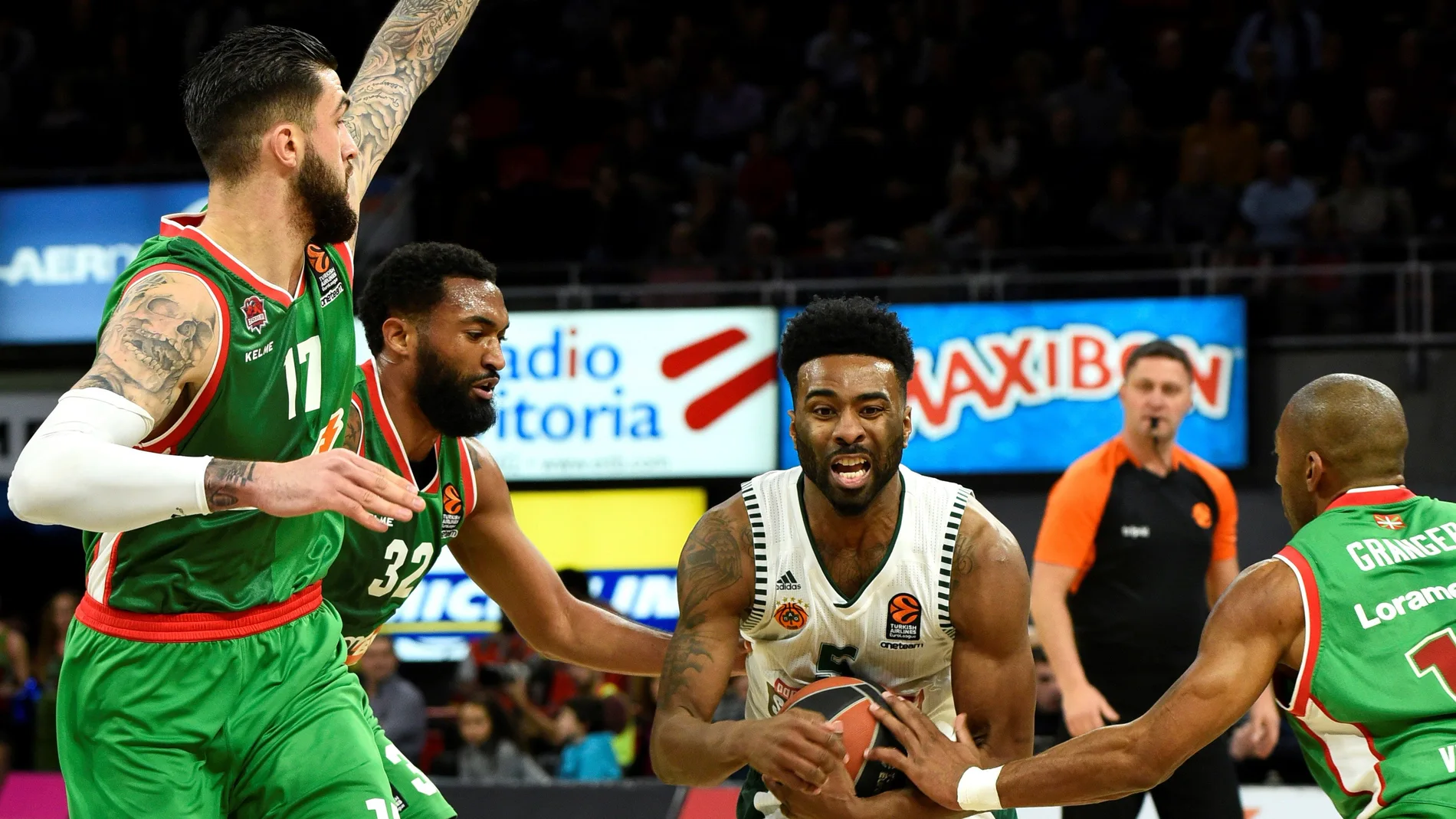 Keith Langford intenta entrar a canasta ante la defensa de Baskonia Keith Langford intenta entrar a canasta ante la defensa de Baskonia