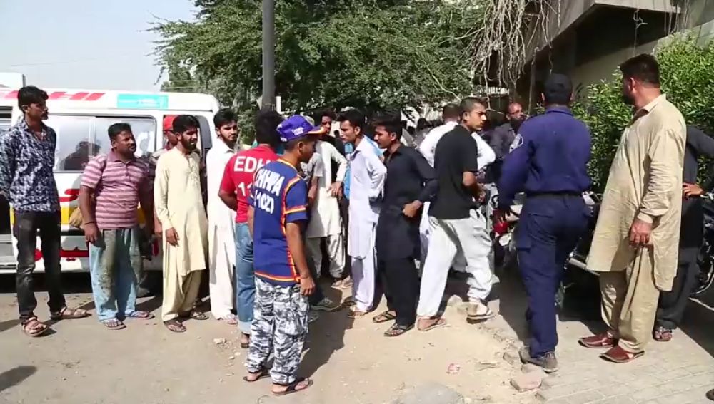 Atentados en Pakistán dejan 32 muertos en un bazar y un consulado chino 