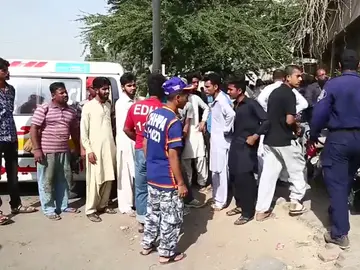 Atentados en Pakistán dejan 32 muertos en un bazar y un consulado chino Atentados en Pakistán dejan 32 muertos en un bazar y un consulado chino