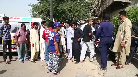 Atentados en Pakistán dejan 32 muertos en un bazar y un consulado chino Atentados en Pakistán dejan 32 muertos en un bazar y un consulado chino