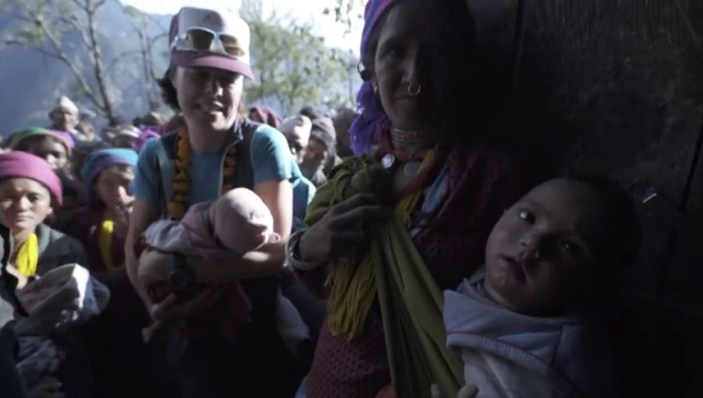 La expedición solidaria de Edurne Pasaban en Nepal: "Vengo muy impactada"