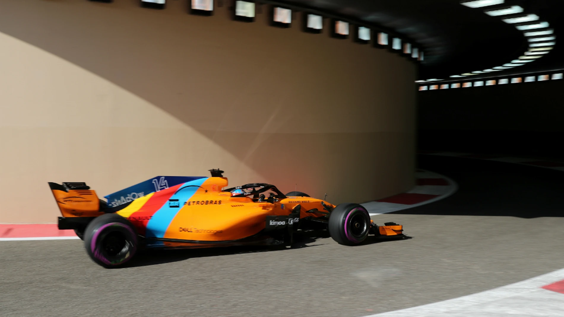 Fernando Alonso, en el túnel de Yas Marina