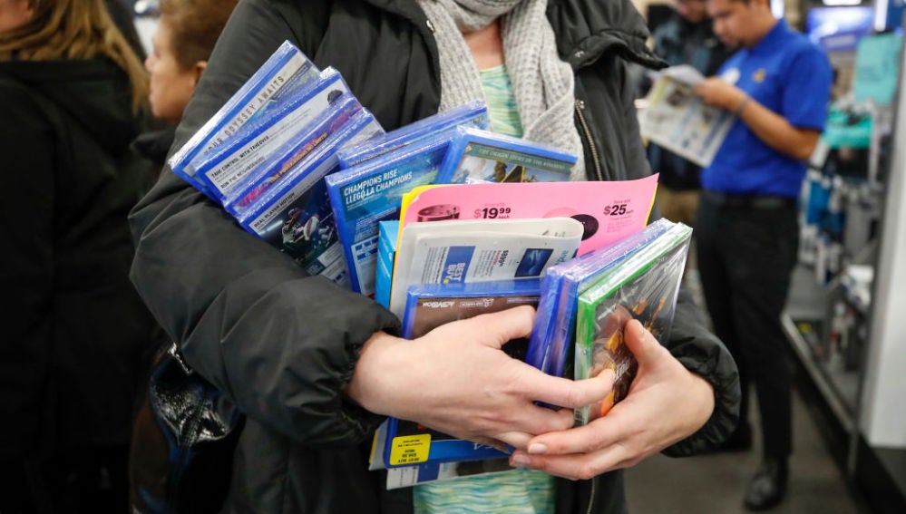Imagen de archivo de un hombre con sus compras del 'Black Friday'