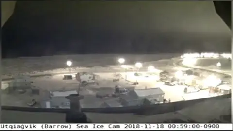 Un pueblo de Alaska comienza una noche de dos meses Un pueblo de Alaska comienza una noche de dos meses