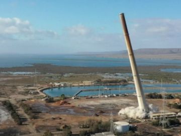 Impresionante demolición de una chimenea de 200 metros de altura