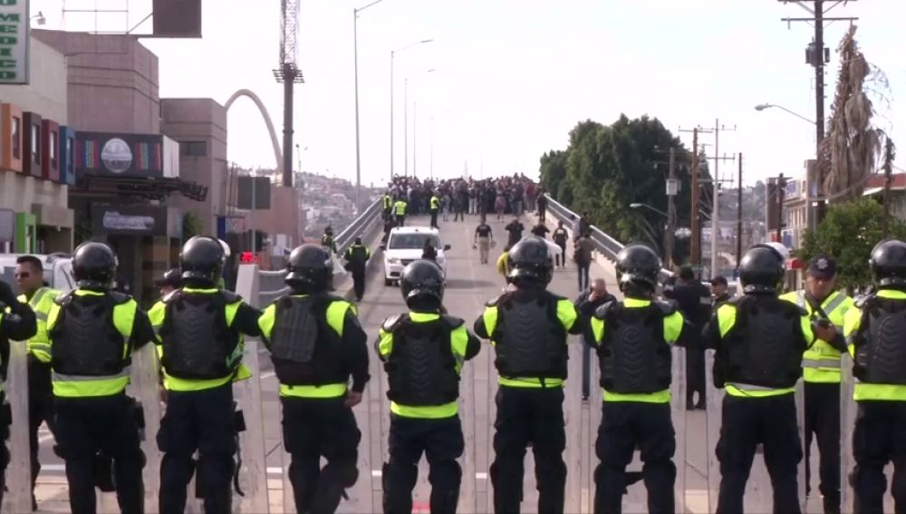 La policía mexicana frena a la caravana de migrantes en Tijuana