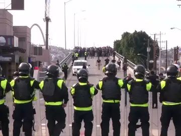 La policía mexicana frena a la caravana de migrantes en Tijuana La policía mexicana frena a la caravana de migrantes en Tijuana