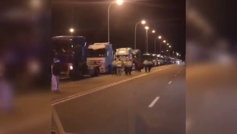 Una marcha lenta de camiones colapsa la Ronda Litoral en Barcelona