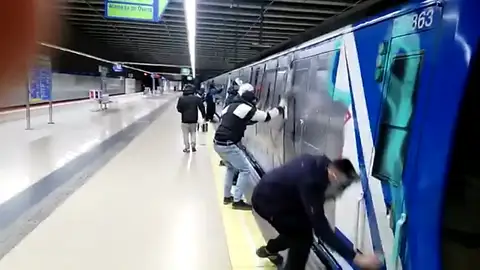 Ascienden a nueve los grafiteros detenidos por pintar en una estación de Metro de Madrid Ascienden a nueve los grafiteros detenidos por pintar en una estación de Metro de Madrid