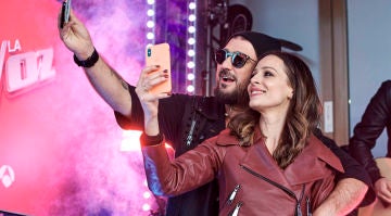 Antonio Orozco y Eva González en el evento de 'La Voz' en Callao