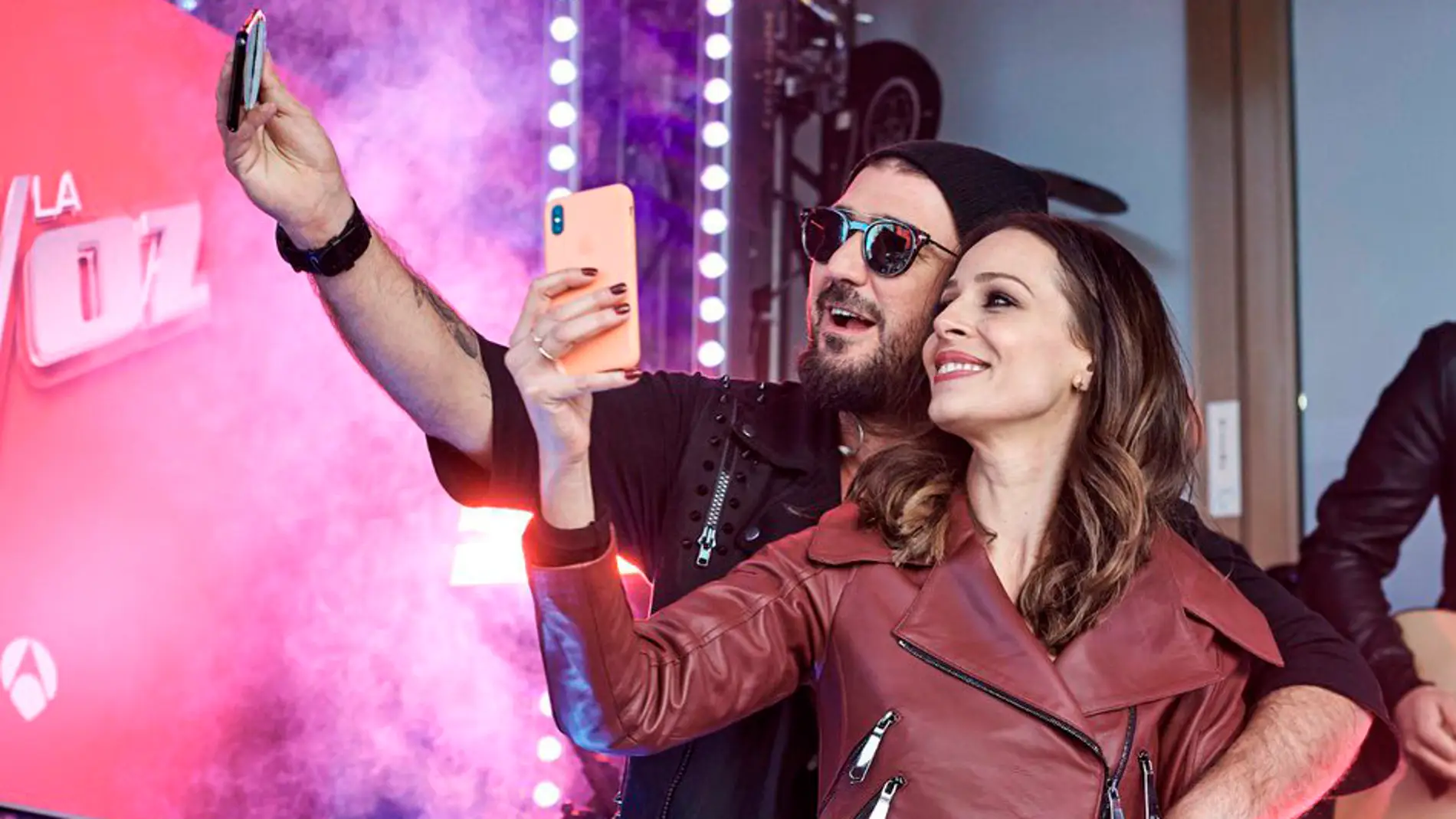 Antonio Orozco y Eva González en el evento de 'La Voz' en Callao